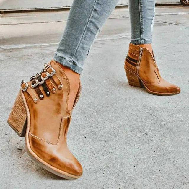 BELMONTE MILANO | STIVALETTO CON TACCO E FIBBIE DECORATIVE